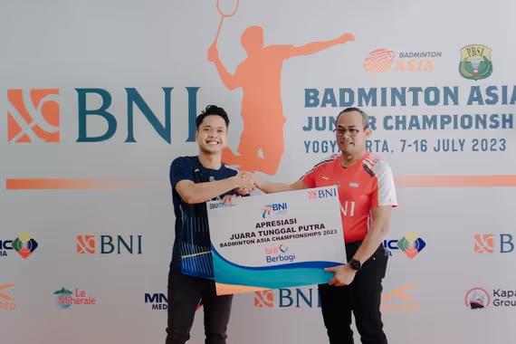 BNI memberikan apresiasi kepada salah satu atlet kebanggaan Indonesia Anthony Ginting. (Dok. BNI)