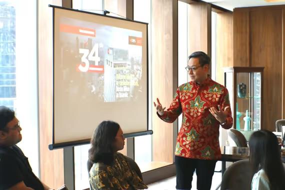 CEO DBS Indonesia memberikan paparan update kinerja bisnis.