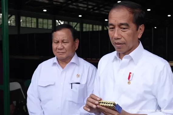 Jokowi dan Prabowo di Pindad.