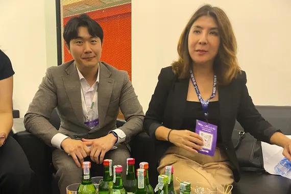 Byung (Jun) Yu, Manager ASEAN Team HiteJinro Co Ltd dan Nina Lukman, Brand Development Manager, PT Nano Logistics.