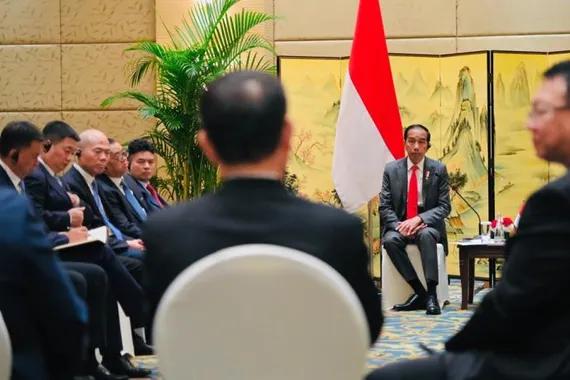 Presiden Jokowi saat bertemu dengan para pengusaha Cina, Jumat (28/7).