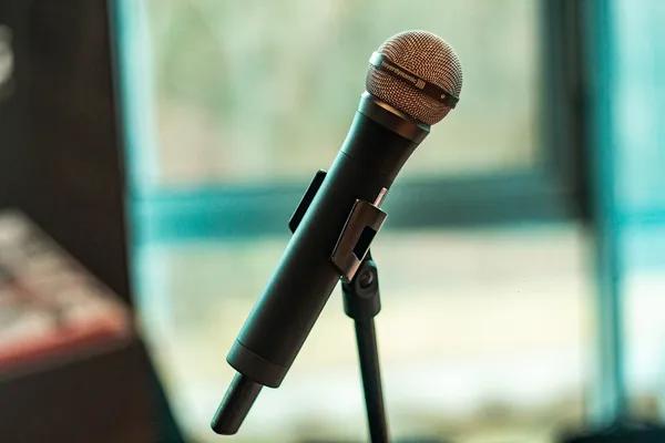 Mikrofon yang Dilampar Cardi B Bakal Dijual Untuk Amal