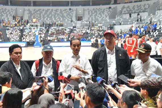 Presiden Jokowi memberikan keterangan pers usai meresmikan Indonesia Arena, di Senayan, Jakarta, Senin (7/8).