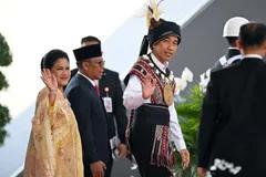 Jokowi, Baju Adat Tanimbar dan Pertumbuhan Ekonomi Dobel Digit