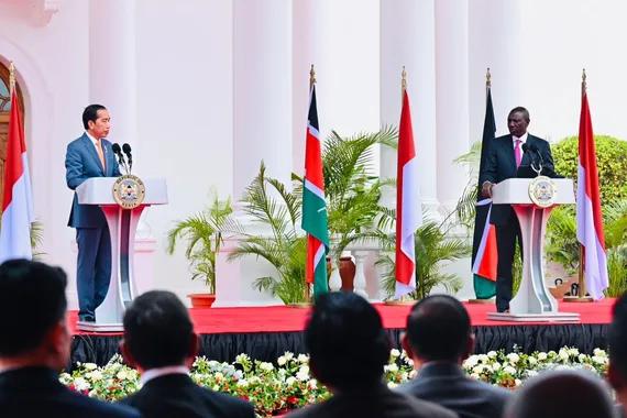 Presiden Jokowi dan Presiden Republik Kenya, William Ruto memberikan pernyataan pers bersama di State House, Nairobi, Republik Kenya, Senin (21/8).