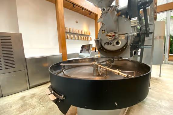 Mesin roaster kopi di gerai \'% Arabica\' Gunawarman, Jakarta.