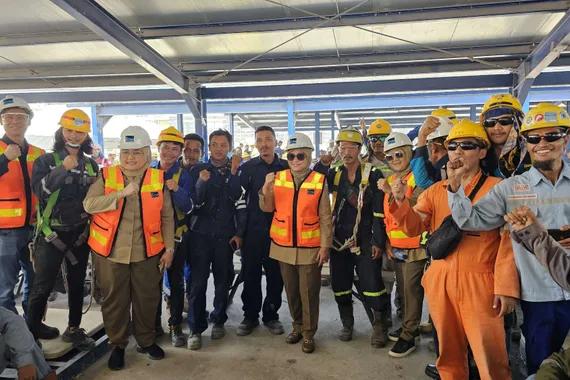 Pekerja pembangunan Smelter PT Freeport Indonesia berfoto bersama Menteri Ketenagakerjaan RI Ida Fauziyah. (dok. PT Freeport Indonesia)