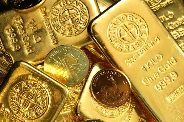 Harga Emas Dunia Terkoreksi, Emas Antam Turun Rp4.000 per Gram