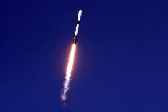 Roket Falcon 9 yang meluncur dari Cape Canaveral Florida sebagai wahana yang mengantarkan  Satelit Merah Putih 2 menuju orbit, Selasa (20/2) waktu setempat. (dok. Abdullah Azzam/Bisnis Indonesia)