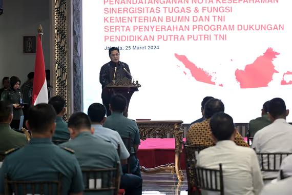 Penandatanganan nota kesepahaman sinergitas tersebut dilakukan oleh Menteri BUMN Erick Thohir dan Panglima TNI Jenderal Agus Subiyanto di Rumah Dinas Panglima TNI, Jakarta pada Senin (25/03). (Dok. PLN)