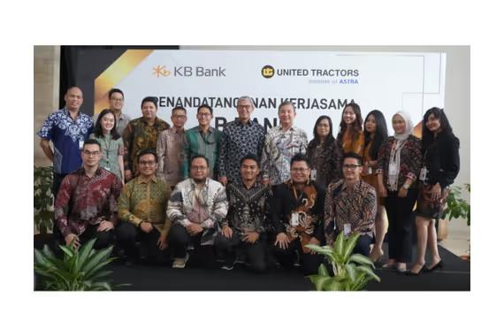 Penandatangan kerja sama KB Bank dengan PT United Tractors Tbk (UT). (dok. KB Bank)